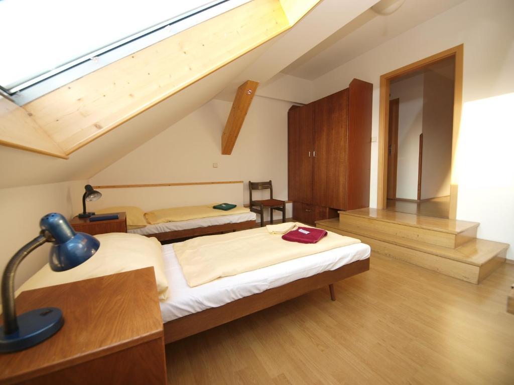 Church Pension Praha - Husuv Dum Rom bilde