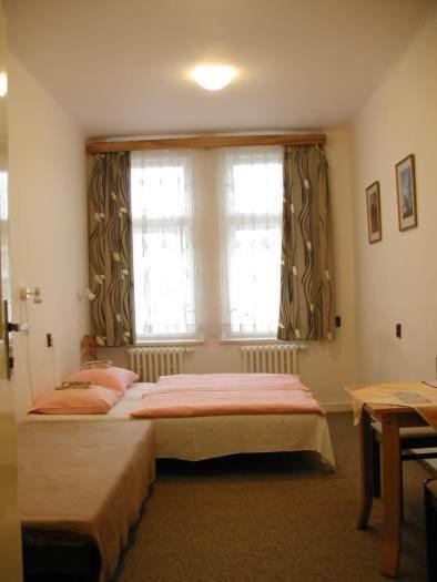 Church Pension Praha - Husuv Dum Rom bilde